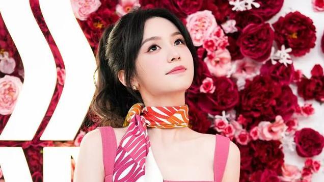 好可爱！26岁周也打扮清凉现身成都，双腿被冻的通红，看着好敬业