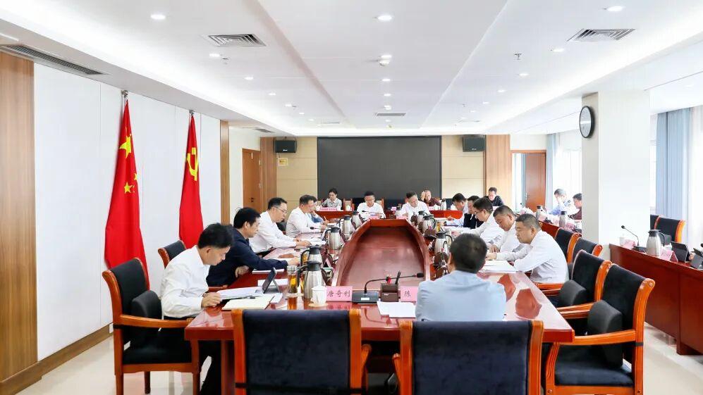 李卫东主持召开巫溪县委常委会第125次会议