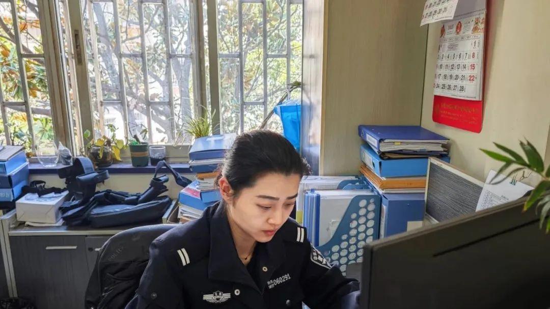 女辅警，担任“警务实战辅警教官”