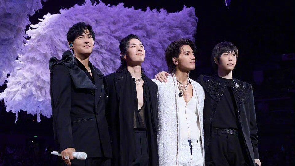 哇哦！阿信舞台摔落，却坚持到底？敬业态度让人敬佩！