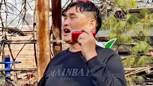 大衣哥朱楼广场体检！血压偏高，人瘦了？