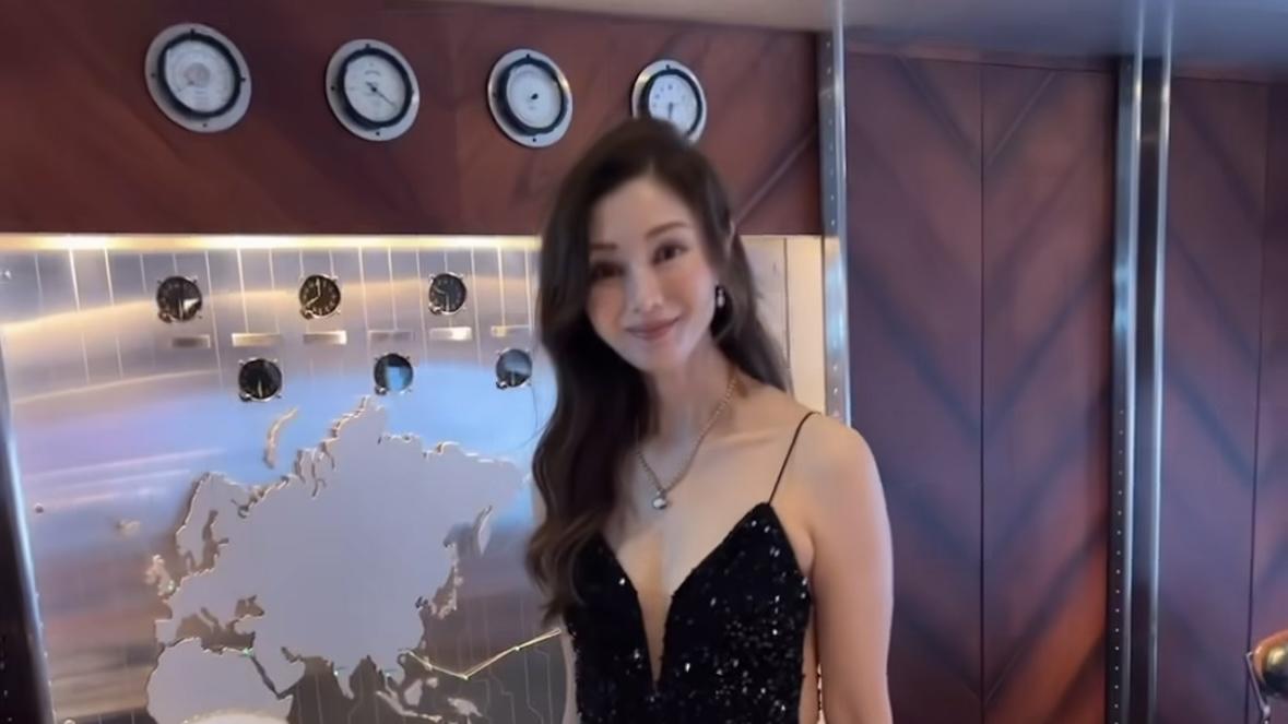 55岁李嘉欣在半岛酒店庆生，穿吊带裙身材匀称，花了六位数办晚宴
