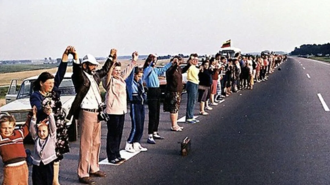 摩旅立陶宛：候鸟的轮回，十字架和人链的精神力量