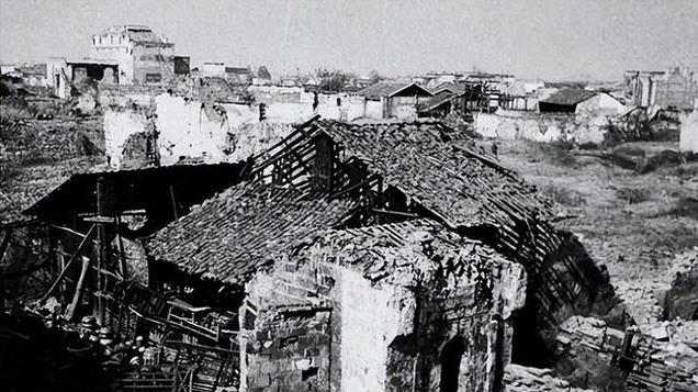 1944的日军有多残忍？老人哭着说：你看门板上挂着的是什么？