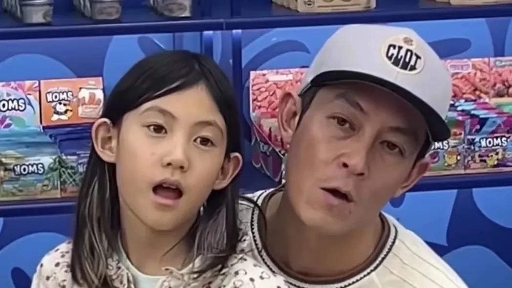 前“顶流奶爸”陈冠希素颜带娃破3亿热搜 “基因天花板”还是颜值焦虑？