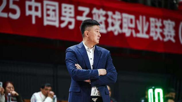 广东男篮34分大胜！杜锋拒绝爆冷，赵睿回归首秀13分，王睿泽7分