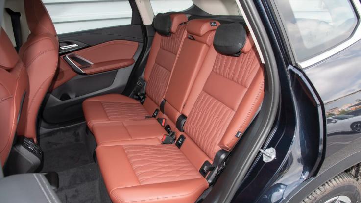 宝马不再“高傲”，X1长轴版降价12万，配2.0T高功动力，如何选？