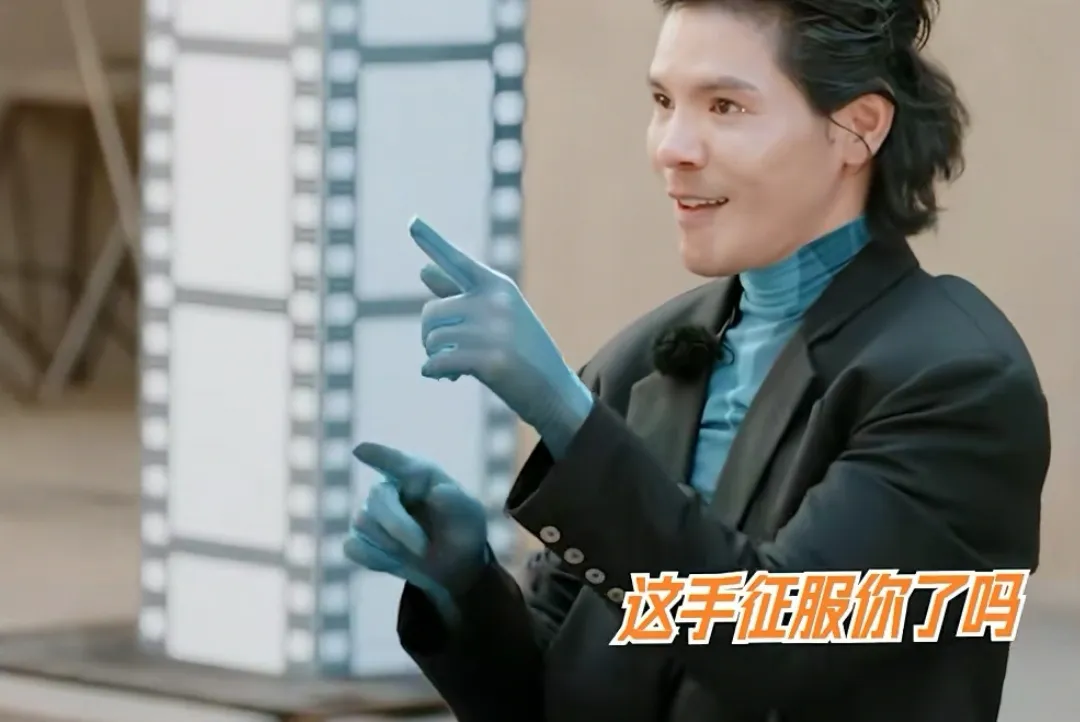向佐明明可以在家坐享富二代，却偏偏还要出来逗我们笑