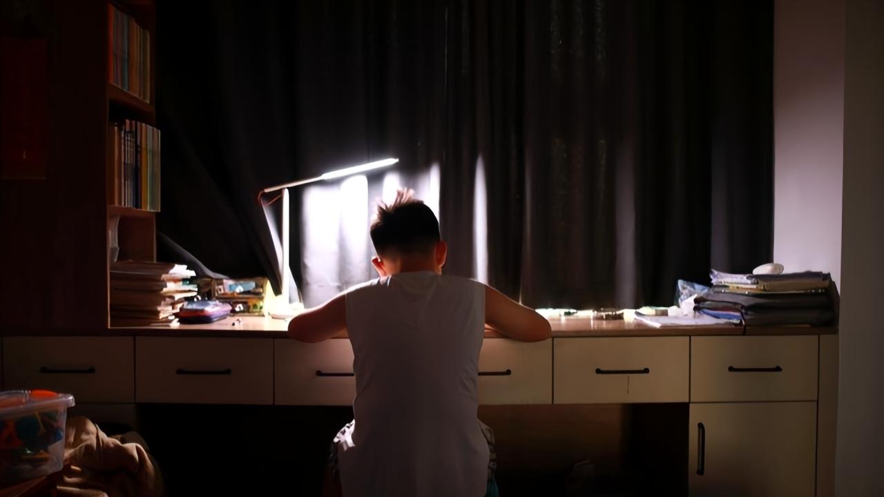 初一作业熬到12点，书包带竟压断两次！评论区炸出减负落地难的千条证据