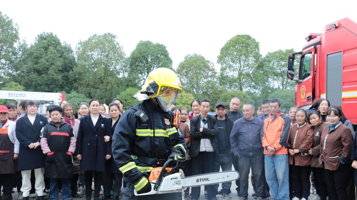 筑牢校园防火墙！四川工商学院开展2025年消防宣传月活动