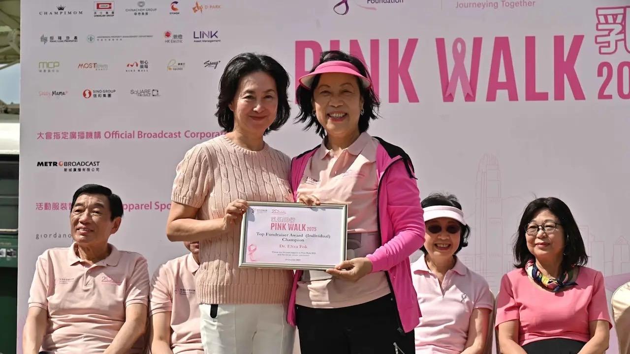 何超琼陪外甥女领奖，6岁荷包蛋圆脸大眼很可爱，真像四太梁安琪