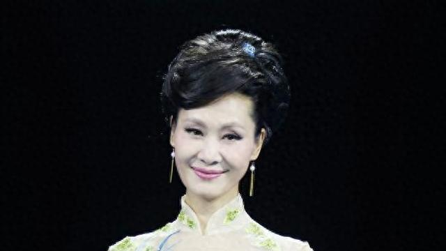 再婚嫁未婚小伙，23年并未生子，如今的她幸福吗？