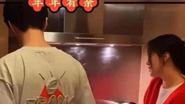 43岁范冰冰和24岁弟弟豪宅做饭，穿开衫漂亮减龄，亲自下厨很暖