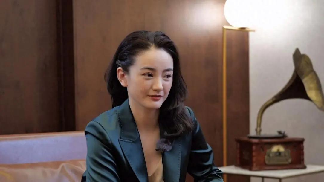 朱杰：与胡歌同窗却活成异数，亿万富豪妻的身份竟藏不住她的光芒