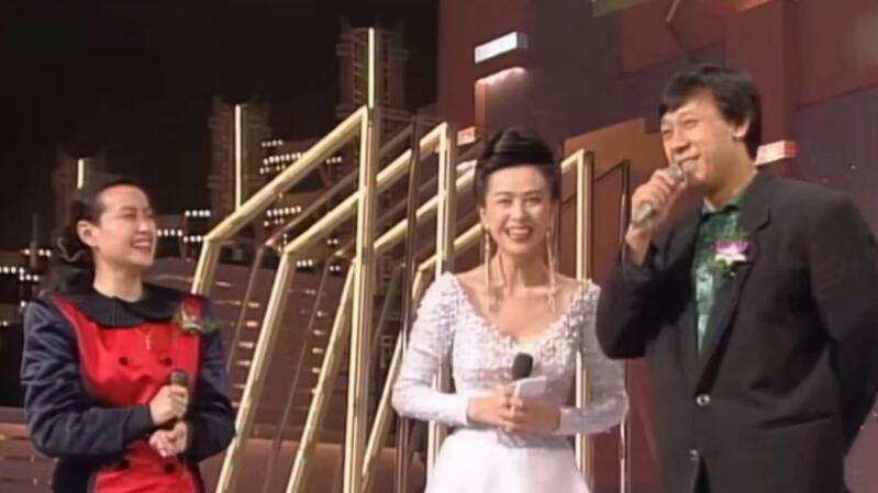 1991年，41岁刘晓庆和姜文去香港，扎马尾穿黑丝，一看又土又大气
