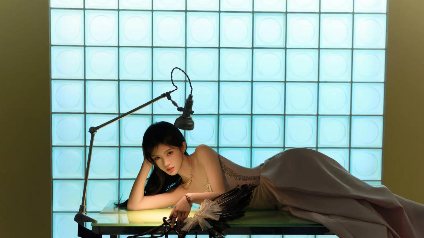 鞠婧祎“粉裙羽毛妆”来袭，网友：这纯欲风拿捏得死死的！