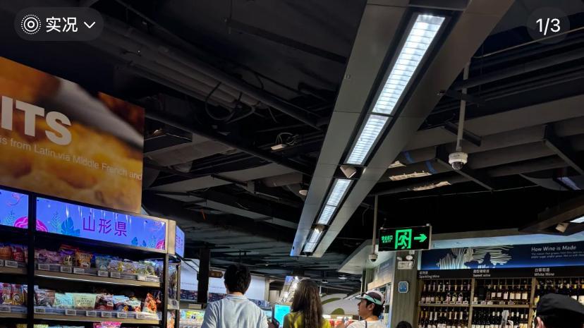 井柏然刘雯合体逛街被偶遇，井柏然主动揽刘雯腰肢，感情稳定超甜