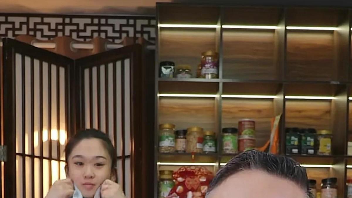 杨议直播爆料，相声界的拜师仪式如今简化得像叫外卖，哪像过去那么讲究！他当年拜侯宝