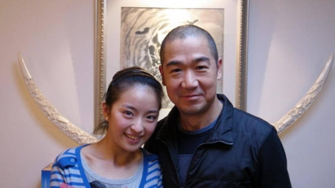 她研究生毕业，长得漂亮有演技，为人低调不张扬，追求简单生活