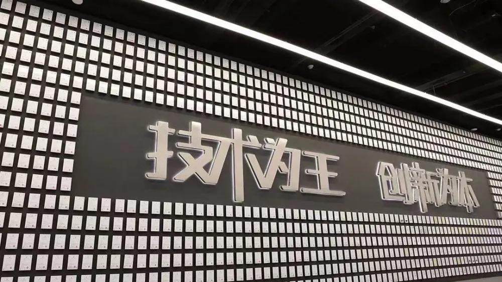 四连胜！比亚迪全面压制特斯拉，稳坐全球纯电王座
