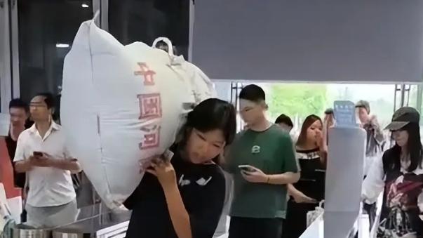 父亲拿麻袋给女儿装行李，哭穷反被嘲 ，没钱买行李箱，有钱生四个