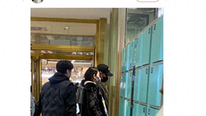 54岁汪峰携小19岁女友新疆逛街汪峰出手大方，战利品多到提不下！