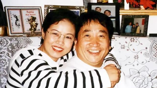 75岁姜昆老师在美国洛杉矶被偶遇，妻子罕见露面，老年生活真滋润
