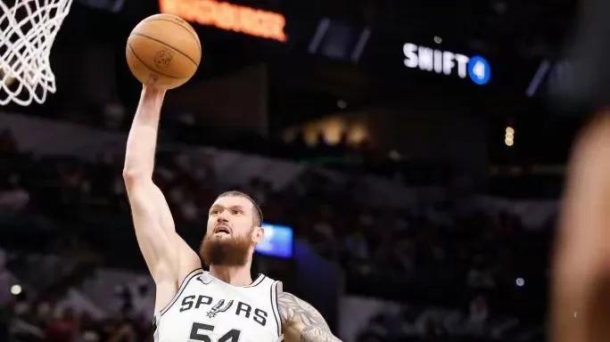 大爆冷！马穆爆砍34+9;卡斯尔22+3+3，马刺主场120-105轻取尼克斯
