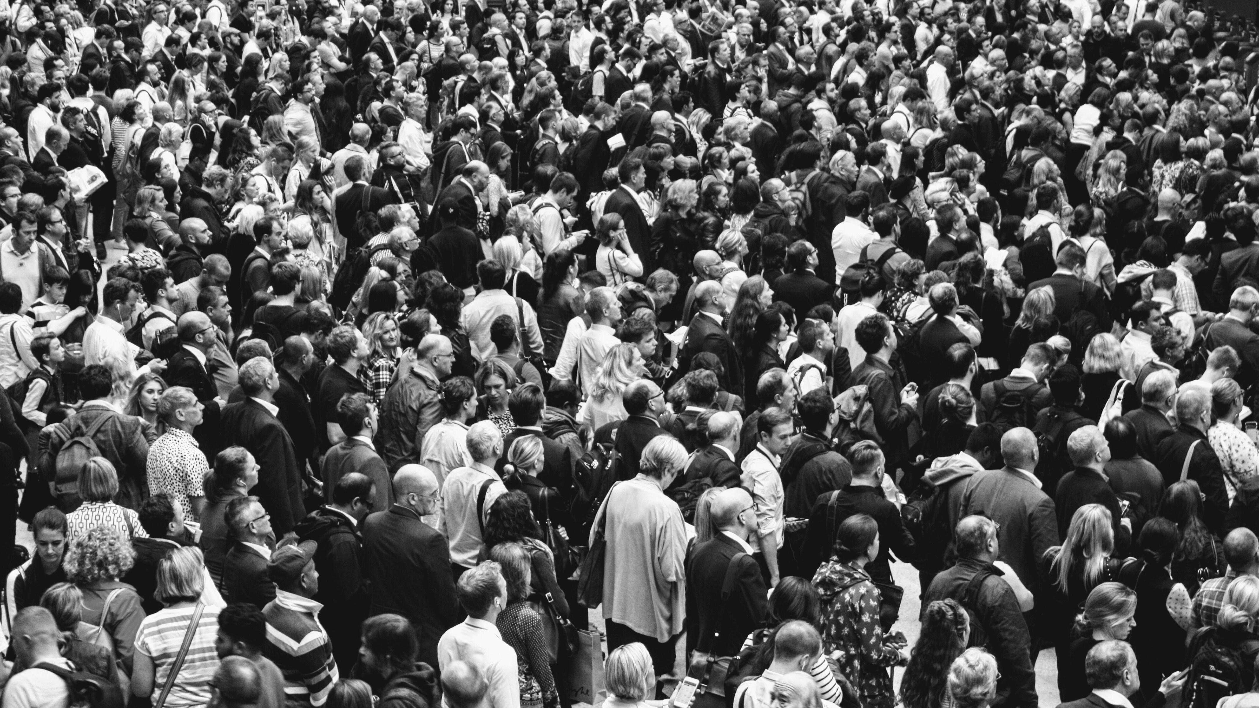 在这个奖励发疯的世界里，我们为什么还要坚持做正常人？