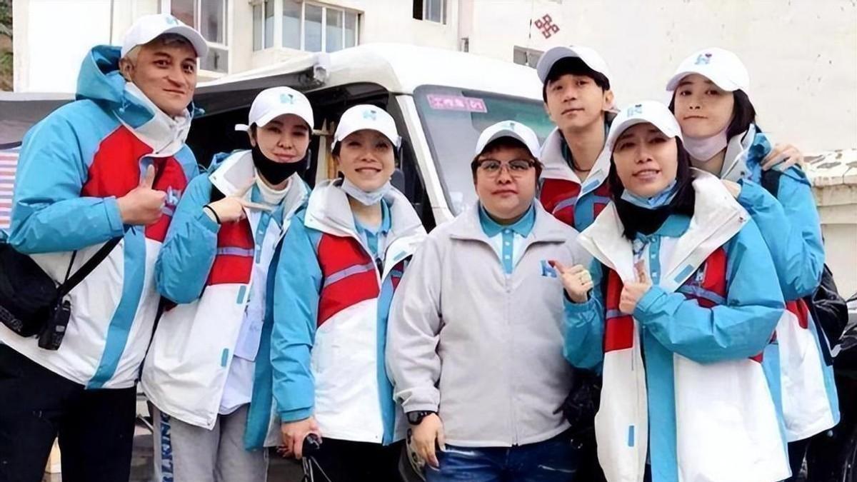 韩红：曾是军校校花，与王菲陷三角恋，如今成300孤儿母亲