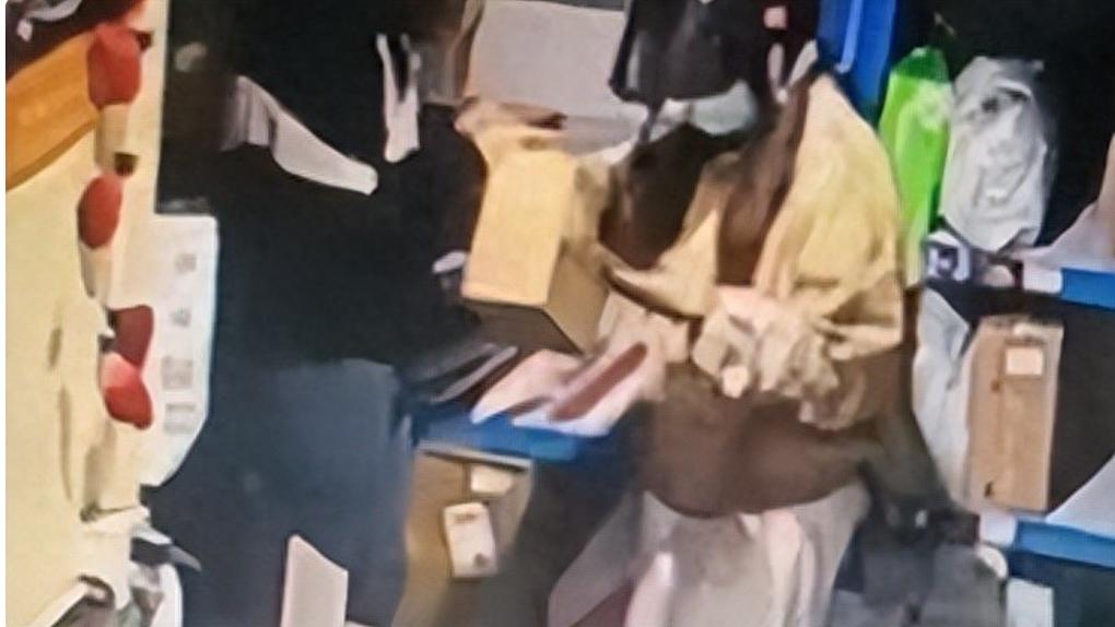 1260元买包变“一块布”？商家晒出顺丰监控与重量证明，质疑平台“神裁决”