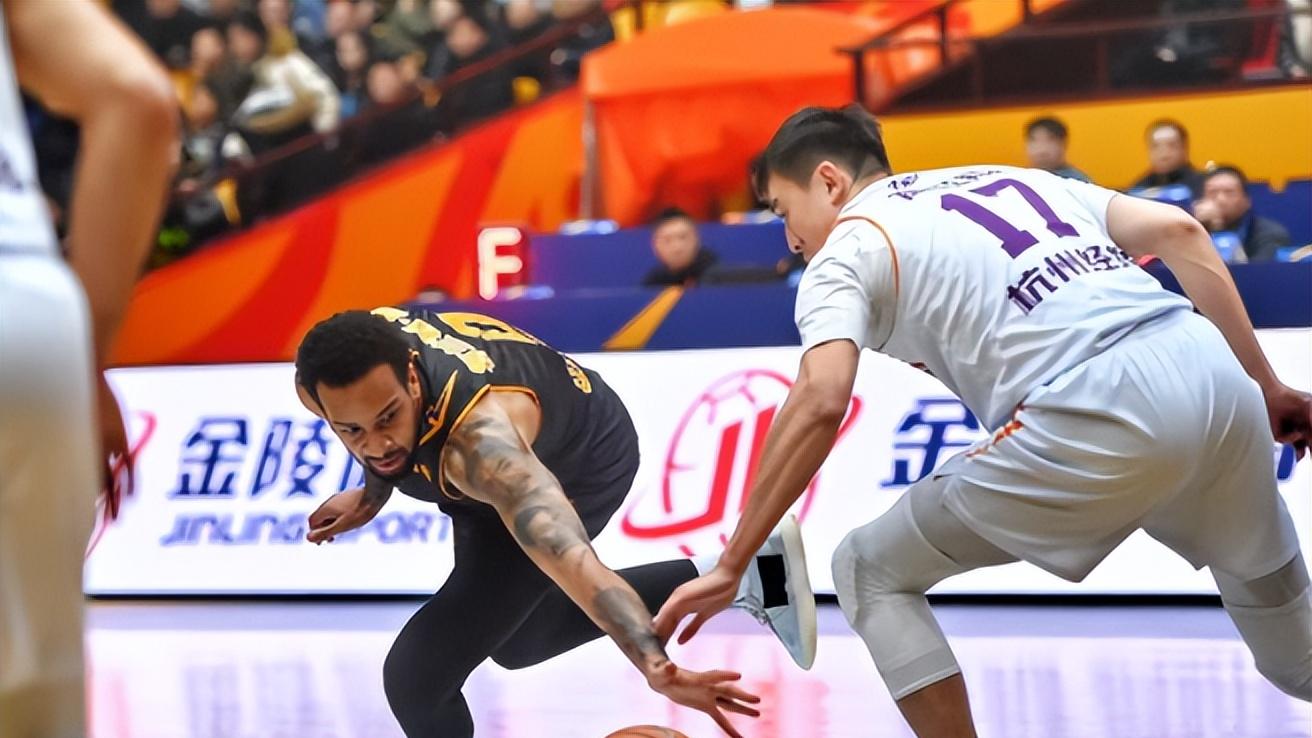 山东蜜獾104比87胜杭州，主场两连胜，三外援合砍64分，霍利菲尔德大号两双，联赛排名第三