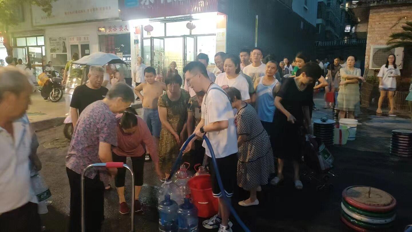 主动担当解民忧，蓬安环卫送上“及时水”