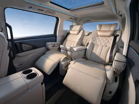 那个在服务区吵架的家庭，后来换了辆MPV