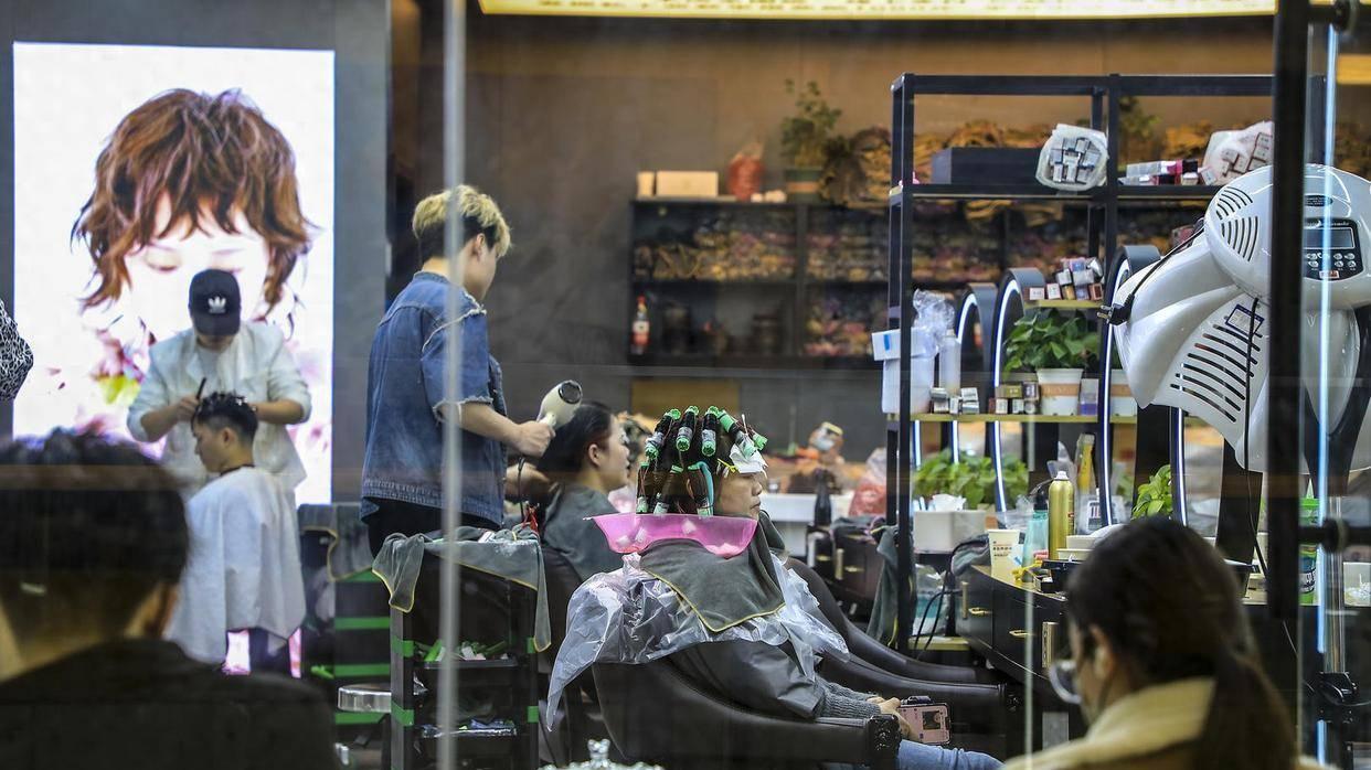 理发刺客？武汉大学生简单烫剪被“话术围攻”，最终买单一万元！