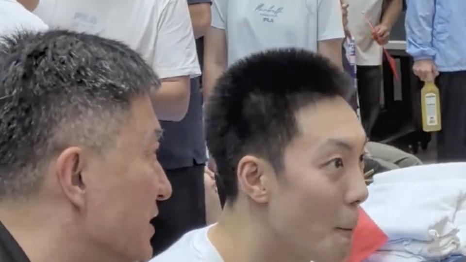 广东宏远海报排位多个细节，两人C位无争议，崔永熙不选朱芳雨8号