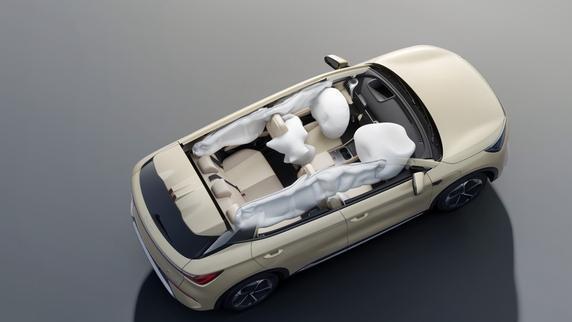 第二代元PLUS智驾版“掀桌子”，1158万起售，智驾+冰箱+大空间