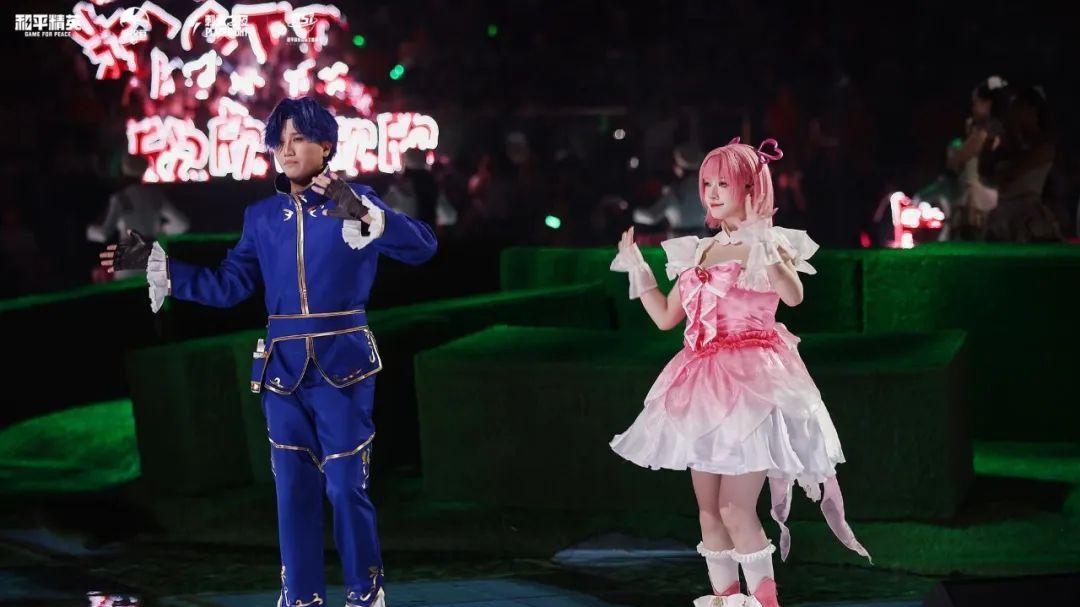 耍风格、站风口、领风向：一场大秀怎么就让“和平风”吹遍了全网？