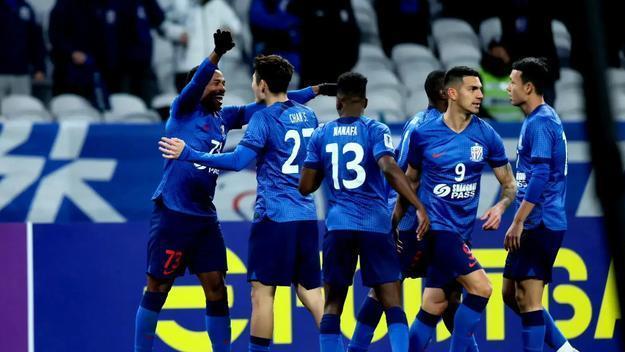 国安VS申花再现大规模冲突：安保进场，比赛因此中断5分钟！