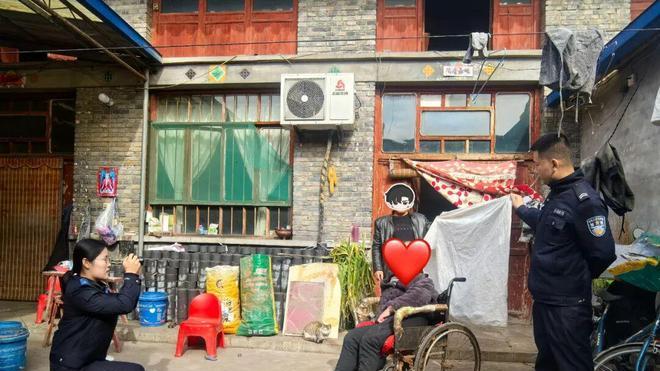 镜头定格温情！绛县公安局大交派出所为行动不便群众上门办证