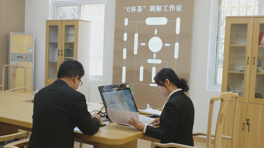 信阳市浉河区法院法官万欣：一杯清茶的司法智慧与为民情怀