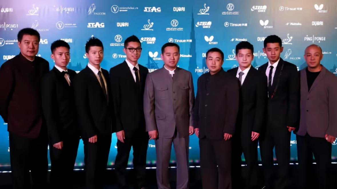 罕见的中国男乒帅气西装合影：许昕最为亮眼，樊振东的脸还没长开