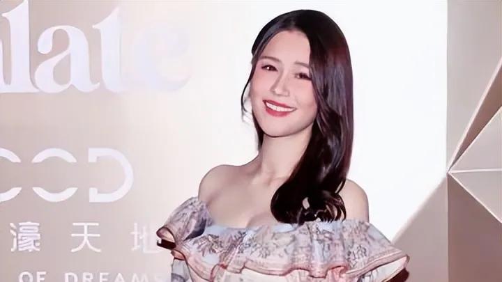 萧正楠老婆晒大肚照，孕肚圆圆无妊娠纹，夫妻试穿婴儿鞋超可爱
