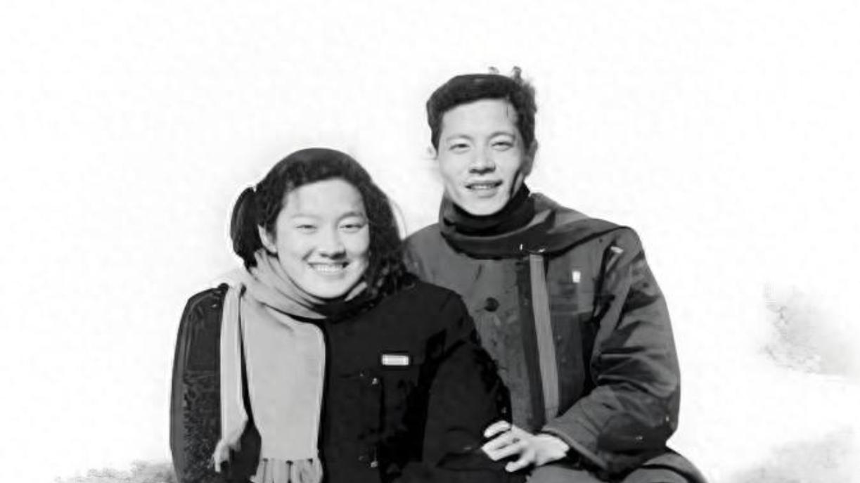 章含之有多美？1956年在颐和园留影，当时她刚满21岁，气质脱俗
