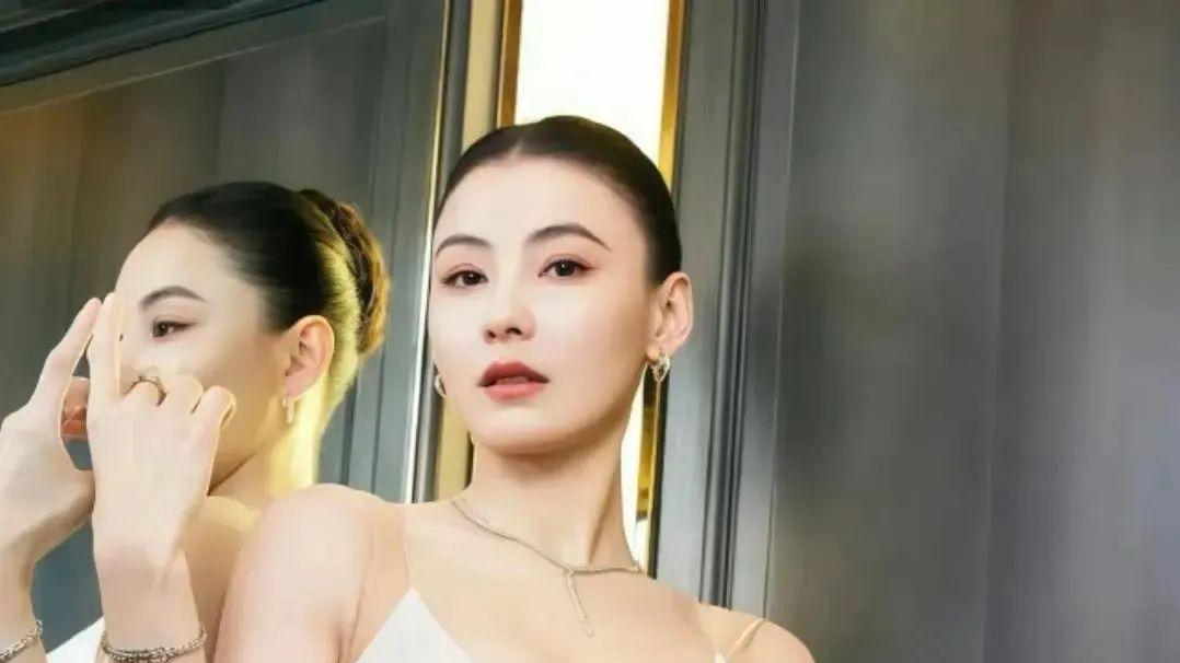 张柏芝竟有这么汹涌的照片，一看就知道生过几个娃！