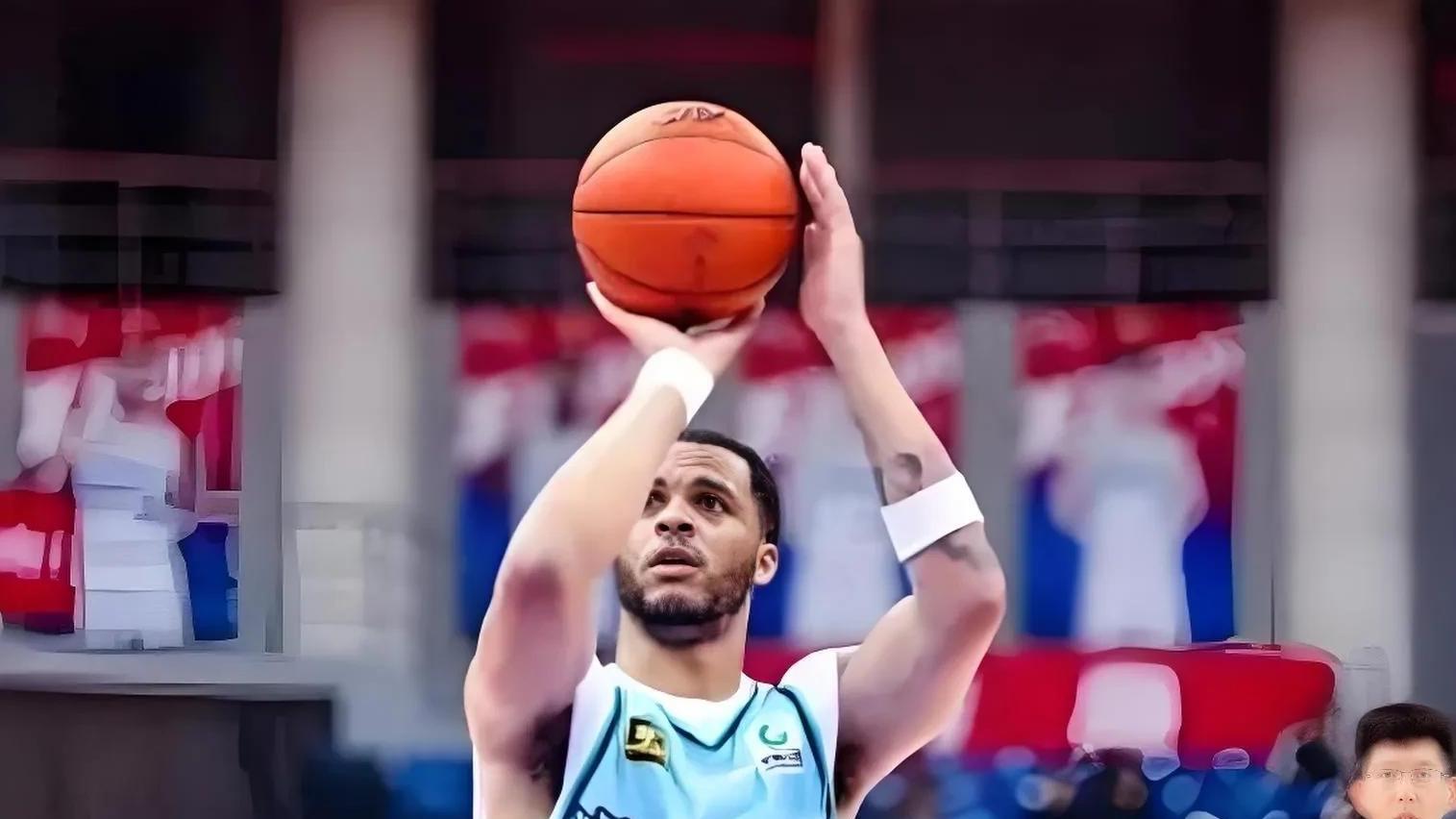 CBA常规赛：青岛队力克上海队，洛夫顿“假摔”引争议，真相究竟如何？