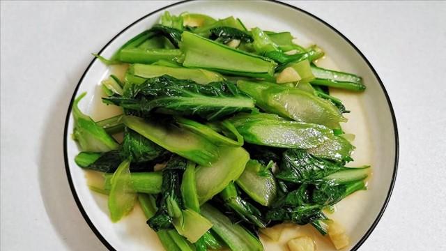 炒青菜，最忌直接下锅炒，全程牢记2招，不出水不发黄，特爽脆