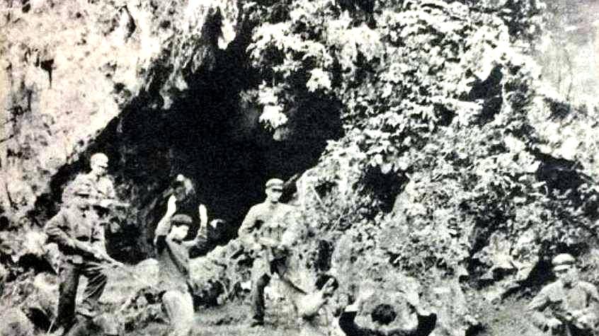 79年，越南村长带路找弹药库，排长担心有诈撤回，当晚村长逃跑