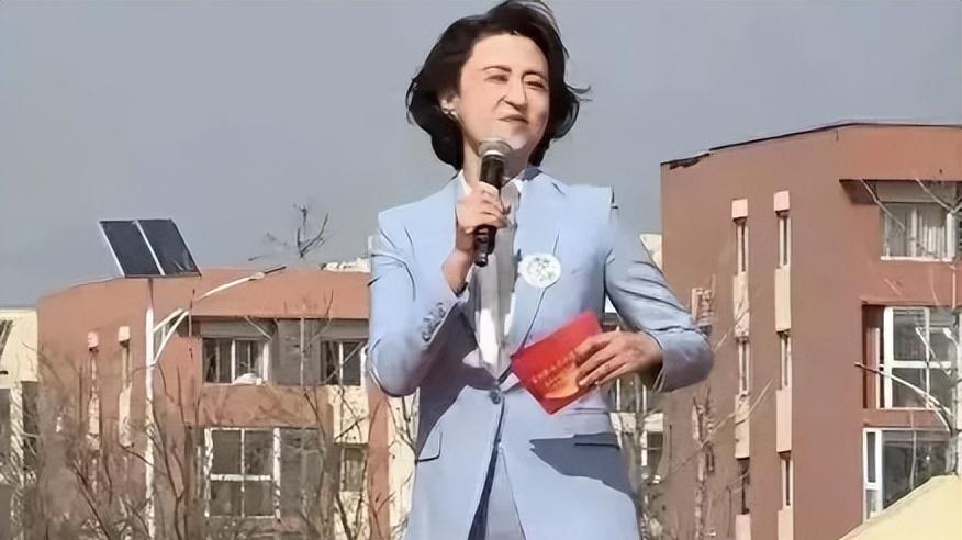 主持人张蕾穿紧身裤私密部位轮廓明显，愤怒回应: 心脏看什么都脏