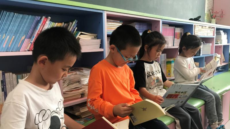 阅读丰盈教育生活，书香润泽金色童年